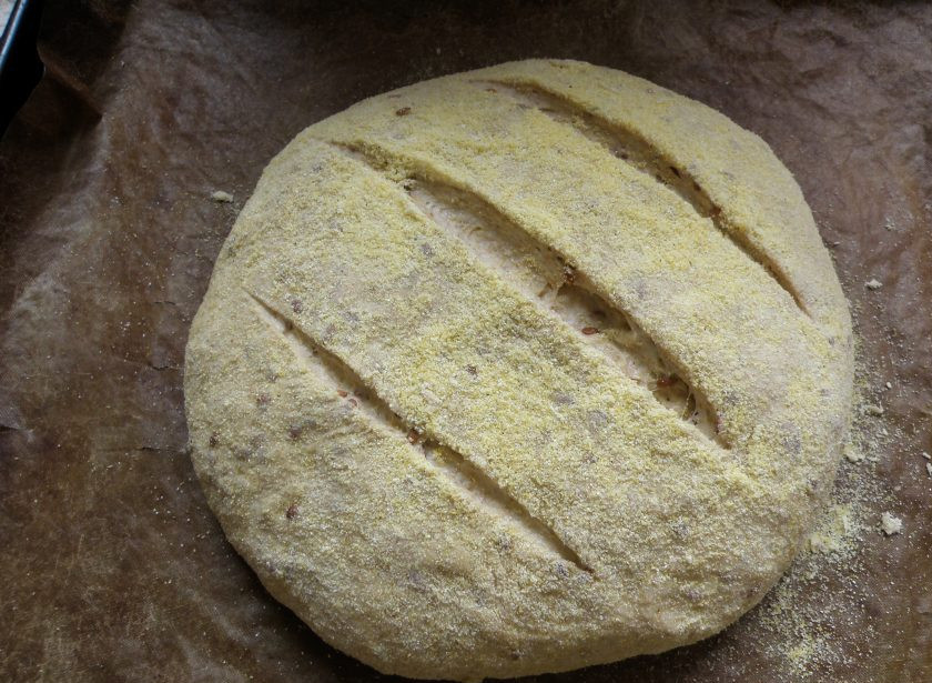 1. Этап. Отрубной хлеб на горчичном масле: Выложите каравай на лист и сделайте три надреза. Прикройте хлеб салфеткой и дайте подойти минут 20.