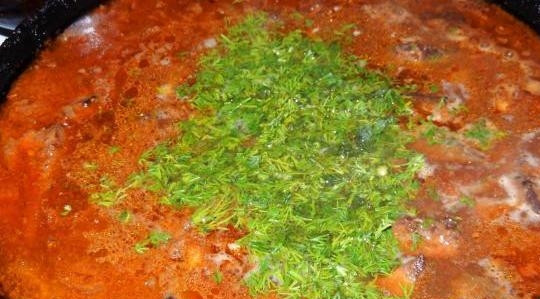 1. Этап. Говяжья печень, тушенная с луком: Нарежьте укроп. Добавьте его за 10 минут до готовности. К печени я сварила спагетти. Они очень хорошо сочетаются.