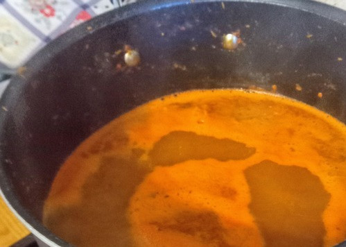 1. Этап. Расам, или томатно-чесночный суп: В глубокой сковороде вскипятить 800 мл воды с куркумой и солью. Затем добавить приготовленную с помощью блендера пасту kari, кориандр и листья карри. Снизьте огонь и тушите 5 минут.