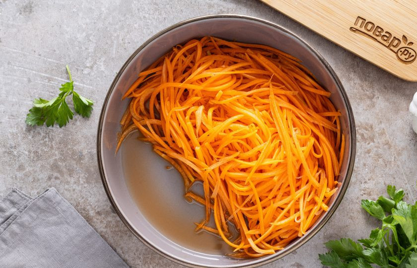 1. Этап. Морковь по-корейски Ча: После отожмите морковь и слейте весь сок. Так закуска не будет водянистой.