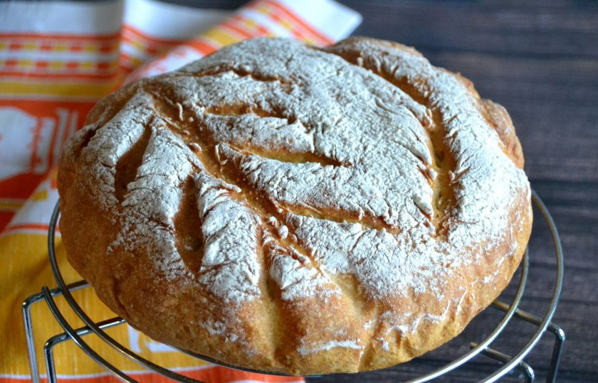 1. Этап. Кукурузный хлеб на дрожжах: Готовый хлеб остудите полностью на решетке.