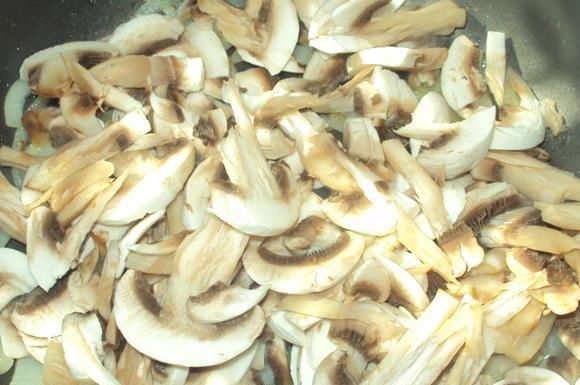 1. Этап. Яичница с печенкой: 2. Теперь добавим грибы. Продолжаем жарить, пока жидкость от грибов не испарится. Солим и перчим по вкусу.