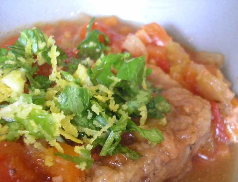 1. Этап. Оссобуко из телятины: Готовьте в духовке (200 градусов) до мягкости мяса. Подавайте к столу с зеленью, цедрой и петрушкой. Приятного аппетита!