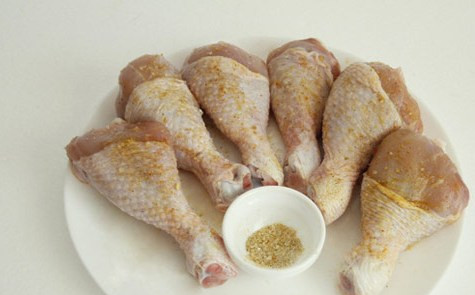 1. Этап. Тушеная куриная голень: Хорошенько промываем голени под водой и насухо обтираем их полотенцем. Затем натираем курицу со всех сторон солью и специями.