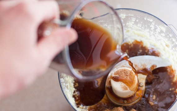 1. Этап. Терияки в домашних условиях: 3. Влейте соевый соус.