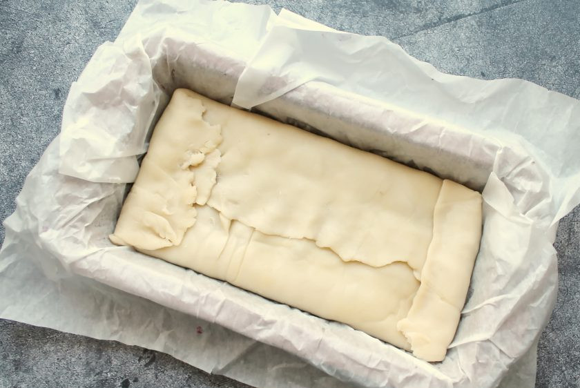 1. Этап. Шотландский новогодний кекс: Закройте сверху начинку тестом и защипните.