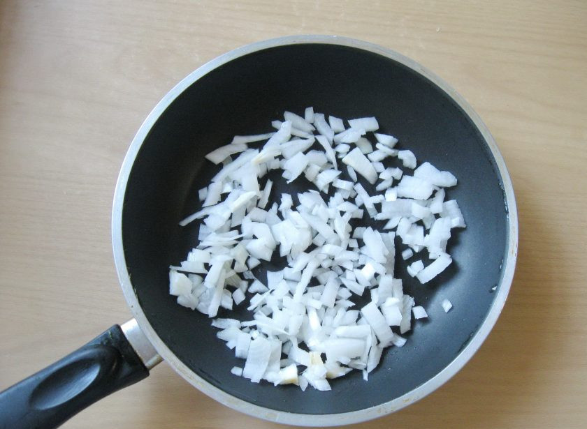1. Этап. Баклажаны с фаршем в духовке: Приготовьте начинку. Репчатый лук очистите, помойте и мелко нарежьте. Выложите в сковороду с рафинированным подсолнечным маслом.