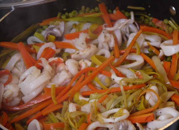 1. Этап. Жульен из морского коктейля: 5. Затем все остальные морепродукты. Жарим, тщательно перемешивая массу на сковороде, в течение 12-14 минут. Добавляем соль и приправы по вкусу.