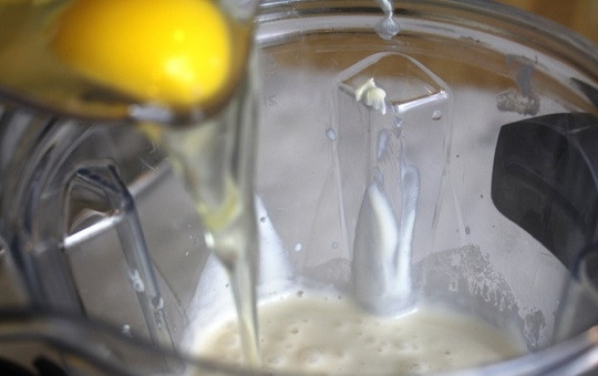 1. Этап. Пирог с начинкой из фасоли: 3. По одному введите яйца.