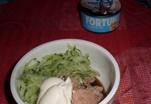 1. Этап. Закуска из риса А-ля Онигири: В миску к рыбе добавляем огурец, майонез и соевый соус.