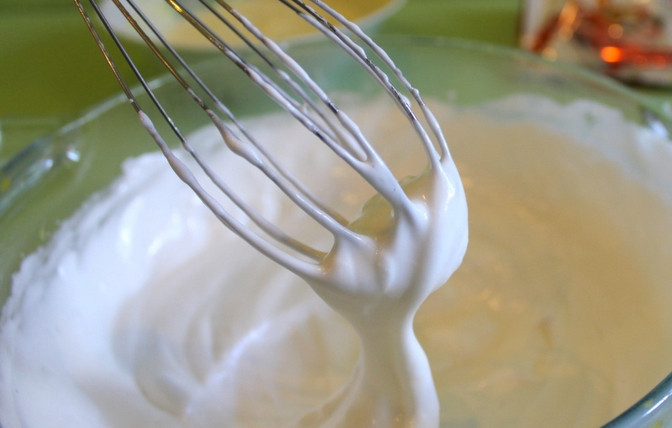 1. Этап. Пышный бисквит: Белковая масса должна увеличиться в 4 раза. Засыпаем к ним половину сахара, быстро растираем его. Как только растворится, добавляем оставшийся сахар, взбиваем.