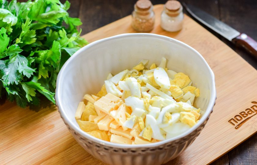 1. Этап. Салат с апельсином и чесноком: Переложите все ингредиенты в глубокую миску.