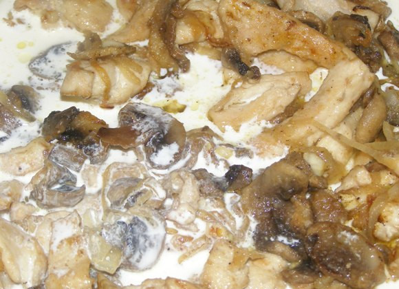 1. Этап. Фрикасе из курицы с шампиньонами: Заливаем мясо с грибами сливками, перемешиваем и доводим до кипения. Все, блюдо готово.