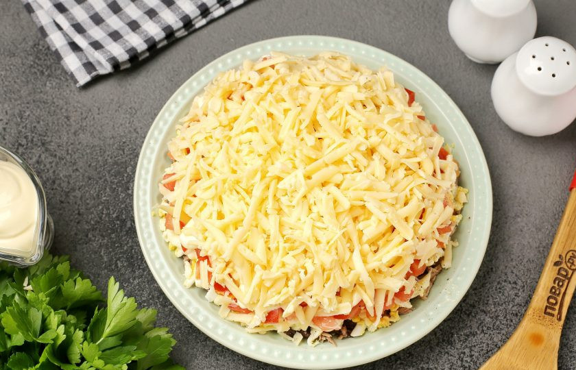 1. Этап. Слоёный салат с тунцом, помидорами, сыром и яйцами: Последний слой — тёртый на крупной тёрке сыр. Слоёный салат с тунцом, помидорами, сыром и яйцами готов. Можно его сразу же подавать на стол, но лучше всего дать пропитаться пару часов в холодильнике.