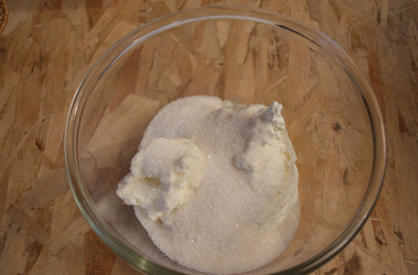 1. Этап. Диетическая запеканка из творога: Творог поместите в миску. Добавьте сахар, соль, разрыхлитель.