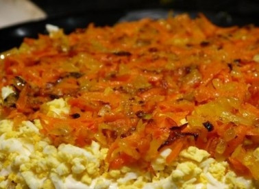 1. Этап. Салат с курицей и черносливом слоеный: Затем выкладываем слой остывшей моркови с луком.