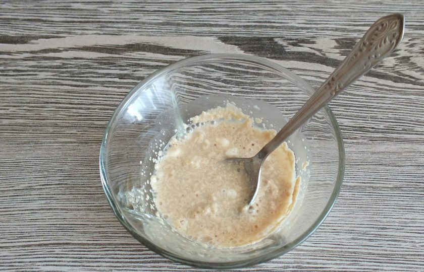 1. Этап. Повитица: В чаше соедините теплую воду, дрожжи, 0,5 ч.л. муки и 0,5 ч.л. сахара. Оставьте на 10 минут.