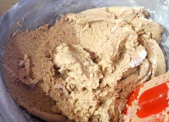 1. Этап. Веганское овсяное печенье: И постепенно - пшеничную муку. Тесто получается достаточно мягким, но при этом его можно раскатать.