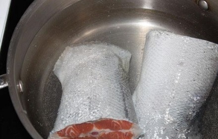 1. Этап. Овощной суп с семгой: Суп можно варить из любой части этой вкусной рыбки: из голов, хвоста. Помоем рыбу, выкладываем её в кастрюлю. Заливаем 1.5 литра воды и варим минут 10-15.