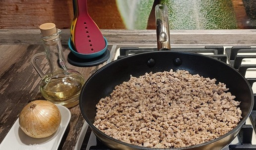 1. Этап. Чебуреки из индейки в рисовой бумаге: Лук почистить, порезать мелким кубиком. На антипригарной сковороде с малым содержанием растительного масла обжарить мясо с луком. Соль и перец пропустить через мельницу.