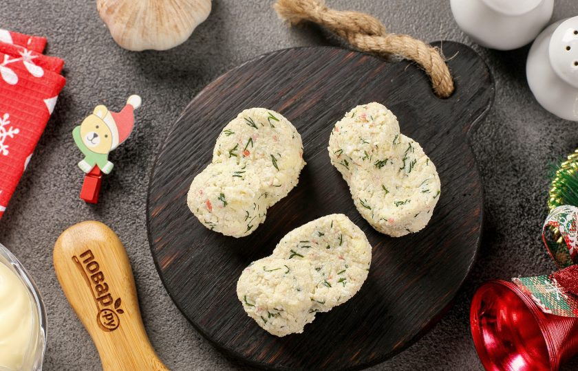 1. Этап. Фаршированные яйца Новогодние драконы: Из этой же массы сформируйте головы драконов.