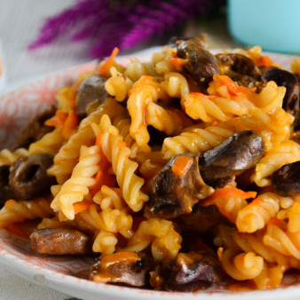 Куриные сердечки с макаронами