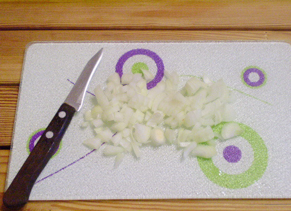 1. Этап. Салат к рыбе: 3. Лук нарезаем кусочками как можно мельче.