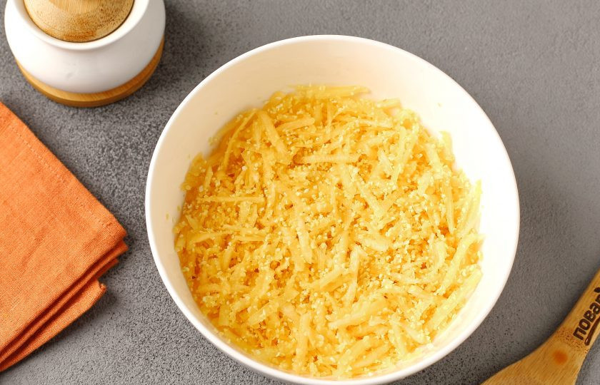 1. Этап. Кукурузная каша с тыквой в духовке: Соедините тыкву и крупу. Перемешайте.