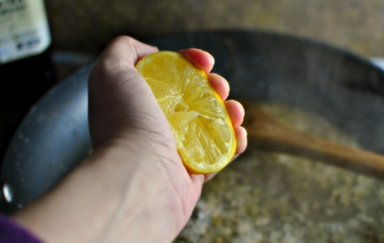 1. Этап. Тилапия с соусом: 6. Добавьте сок лимона и немного цедры для аромата.