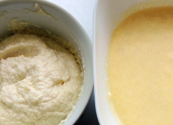 1. Этап. Творожный манник на молоке: Через 20 минут набухшую манную массу соединяем с яично-творожной. Взбиваем хорошо, чтобы не было комочков.