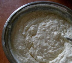 1. Этап. Творожный пирог с грушами: Просеять муку, добавить ванильный сахар, корицу и еще раз вымешать до однородного состояния. Мешать придется много, но оно того стоит, поверьте!:)