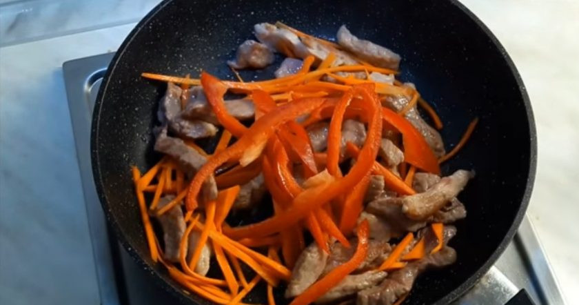 1. Этап. Свинина, жаренная с овощами и сливами: 2. Добавьте морковь, перемешайте. Добавьте болгарский перец, опять перемешайте. Добавьте лук и сливы, все перемешайте и оставьте на сковороде на 3-4 минуты.