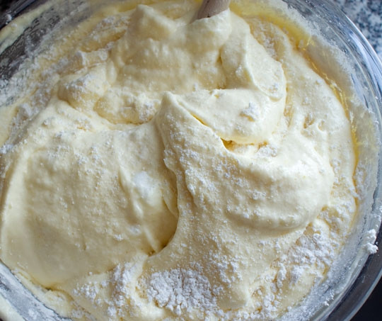 1. Этап. Бисквитный торт с шоколадом: 8. После добавьте оставшиеся белки и еще раз аккуратно перемешайте.