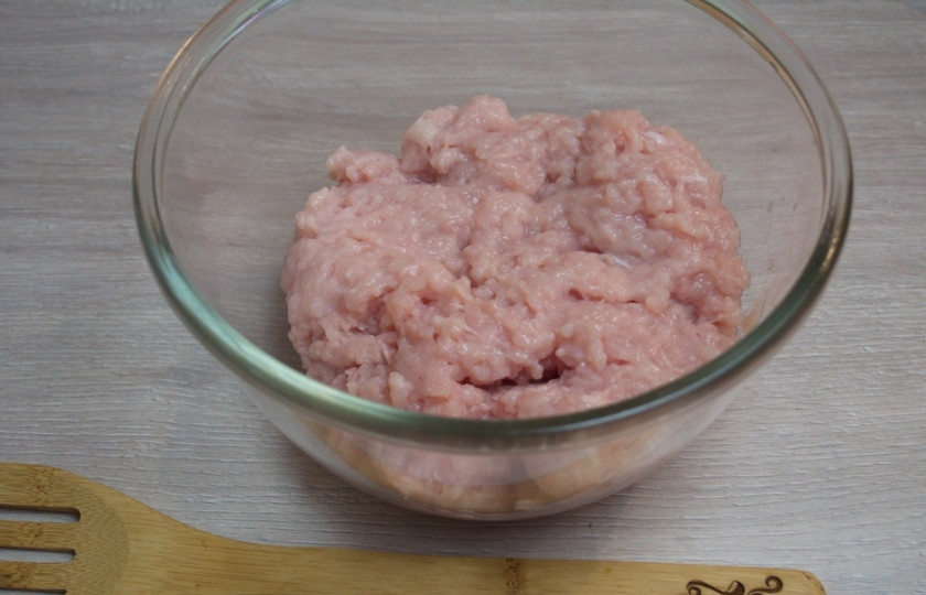 1. Этап. Котлеты из индейки на пару в мультиварке: В мясорубке или в блендере измельчите мясо до состояния фарша. Я предпочитаю домашний фарш покупному. Домашний фарш более понятный по составу и менее жирный и жидкий.