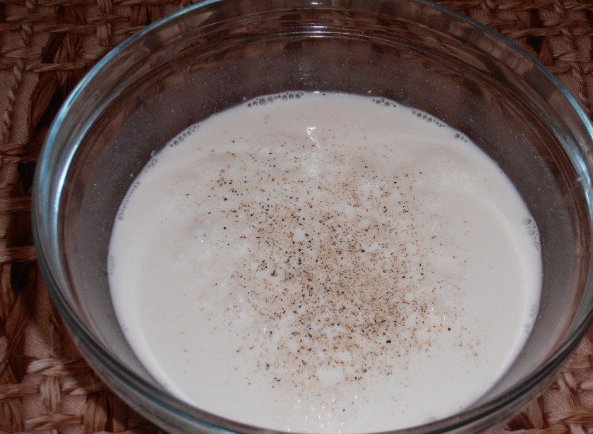 1. Этап. Рыба, тушеная в сметане: 4. В подготовленную заранее посуду наливаем полтора стакана волы, добавляем сметану, соль и приправы. После этого массу следует хорошо размешать и довести до однородной консистенции.