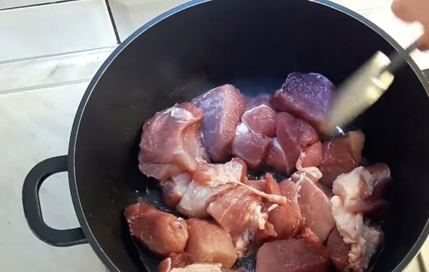 1. Этап. Касулле (мясо с фасолью и овощами): 1. На растительном масле обжарьте нарезанное на крупные куски мясо сначала с одной стороны, затем перемешайте и обжарьте с другой. Добавьте мелко нарезанные морковь и лук, перемешайте.