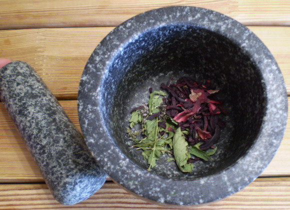 1. Этап. Чай из каркаде и мяты: 2. В ступку сложите каркаде и мяту.