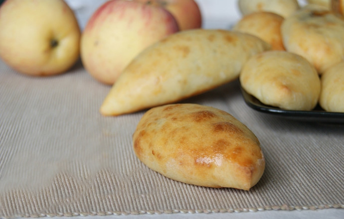 1. Этап. Творожные пирожки с яблоками и изюмом: Вырежьте круги блюдцем или небольшой чашкой, выкладывайте в центр начинку. Залепливайте края, сформируйте пирожок и выложите его на застеленный бумагой противень швом вниз. Смажьте верхушки пирожков чуть взбитым яйцом, отправьте запекаться в духовку при 180 градусах до зарумянивания.