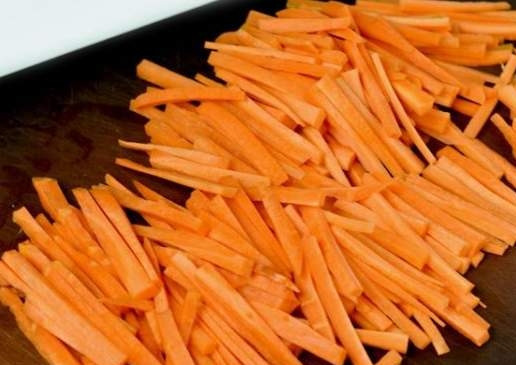 1. Этап. Плов из свинины в мультиварке: Морковь чистим и, как положено для настоящего плова, нарезаем соломкой.