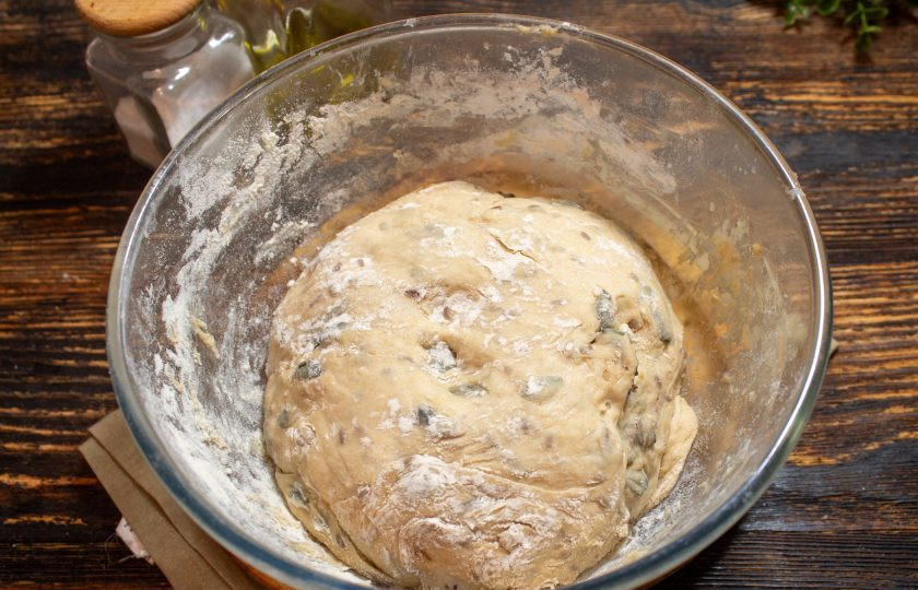 1. Этап. Хлеб с черносливом: Тесто за это время увеличится в объеме. Слегка его обомните.