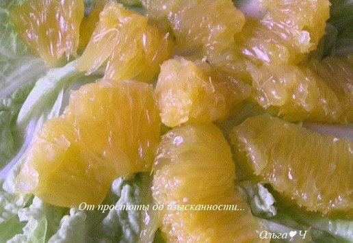 1. Этап. Салат с сыром и апельсином: Добавьте очищенные от пленок дольки апельсина.