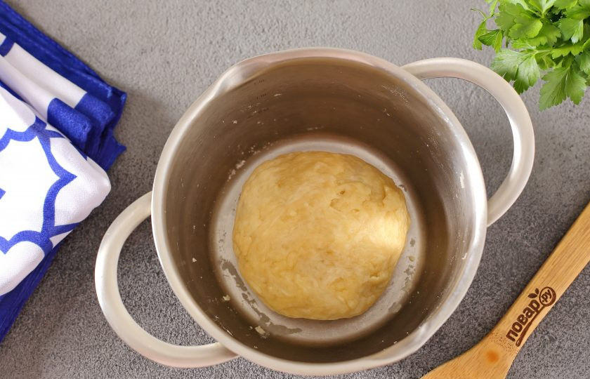 1. Этап. Газмаг для плова: Готовое тесто должно собираться в комок, но быть при этом достаточно мягким. Накройте его полотенцем и дайте полежать 30 минут.