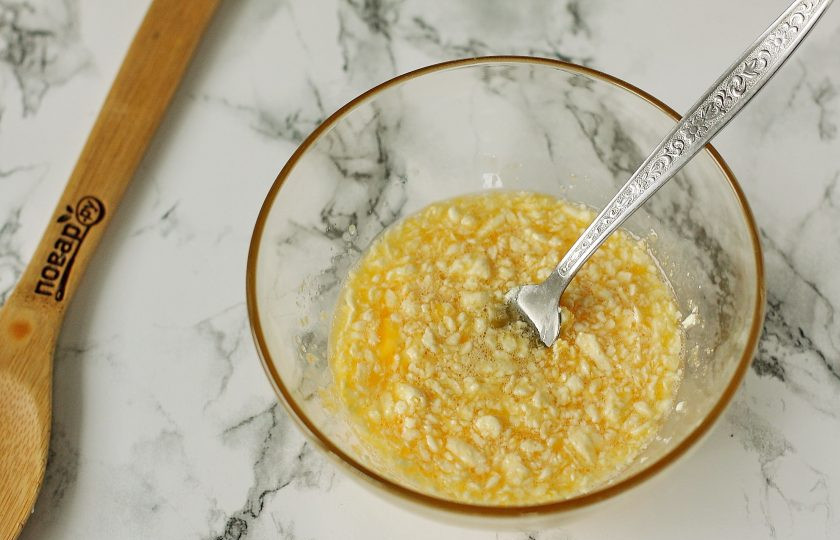 1. Этап. Печенье на молоке: Соедините мягкое масло, сахар, яйцо и перетрите все вилкой.