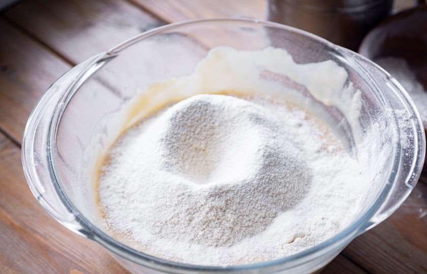 1. Этап. Тесто на топленом молоке: Просеивайте частями муку и приступайте к замесу: вмешивайте муку сначала ложкой, а затем замешивайте тесто руками.