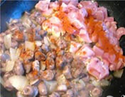 1. Этап. Меурав Иерушалми: 2. Промываем курицу, нарезаем точно такими же кусочками как мы резали сердечки и добавляем на сковороду. Добавим красный перец.