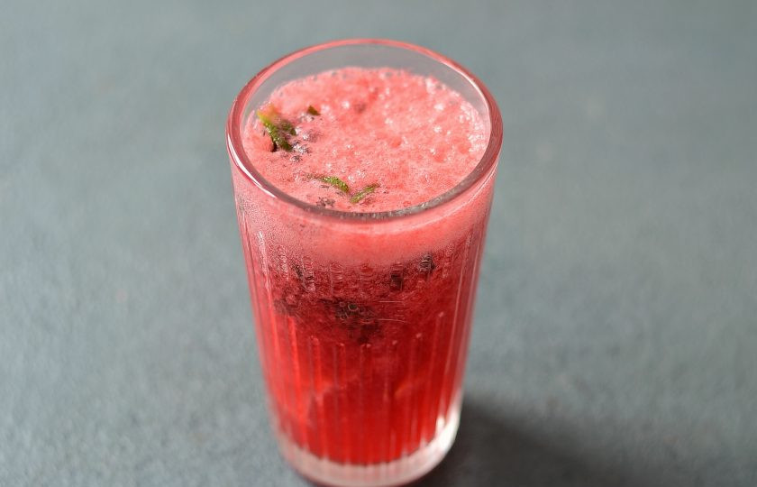 1. Этап. Лимонад из красной смородины: Сверху долейте газированной воды.