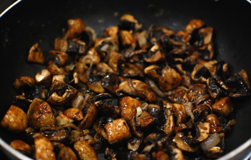 1. Этап. Вкусный бефстроганов: 2. Грибы нарежьте крупными кусочками, выложите их в сковороду и обжаривайте около 5-7 минут. Переложите грибы с луком в другую тарелку.