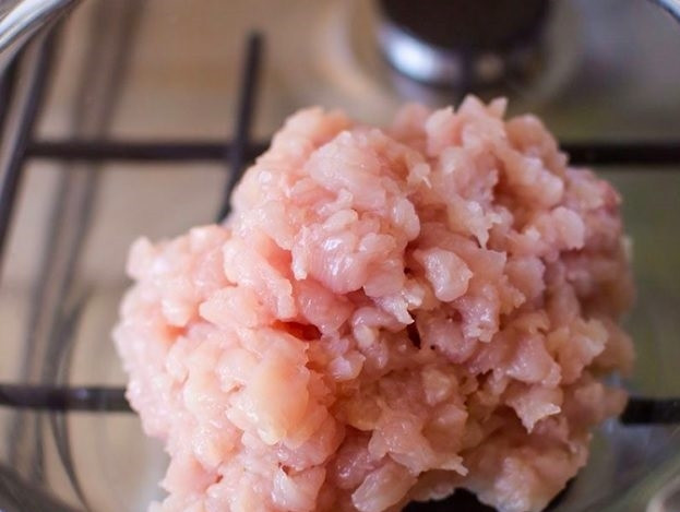 1. Этап. Куриные шарики в сливочном соусе с зеленым горошком: 1. Пропустите через мясорубку куриное филе.