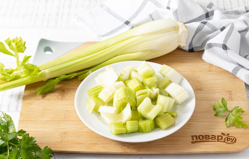 1. Этап. Томатный сок с сельдереем: Сельдерей помойте, разделите стебли и порежьте их на небольшие ломтики.