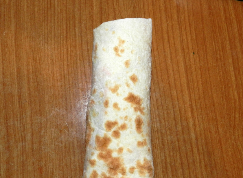 1. Этап. Шаурма из лаваша с курицей: 11. Аккуратно завернуть. При желании шаурма из лаваша с курицей в домашних условия может быть обжарена на сухой сковороде для более хрустящей корочки.